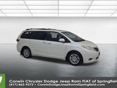Used 2016 Toyota Sienna L image 2