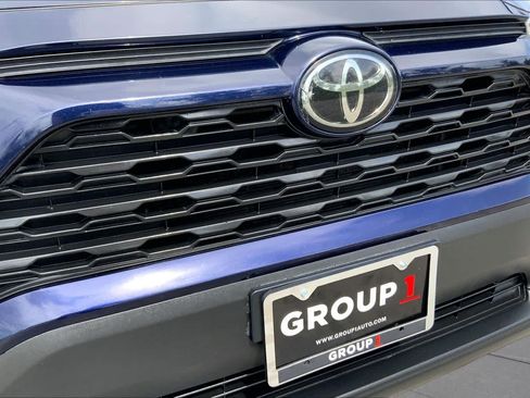 Used 2020 Toyota RAV4 XLE w/ Convenience Package FWD image 29