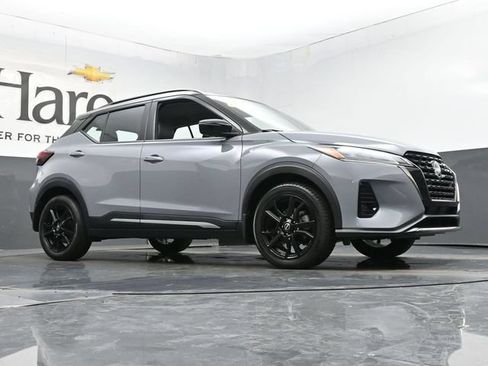 Used 2023 Nissan Kicks SR w/ SR Premium Package FWD image 2
