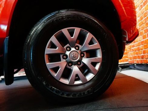 Used 2019 Toyota Tacoma SR5 AWD/4WD image 70