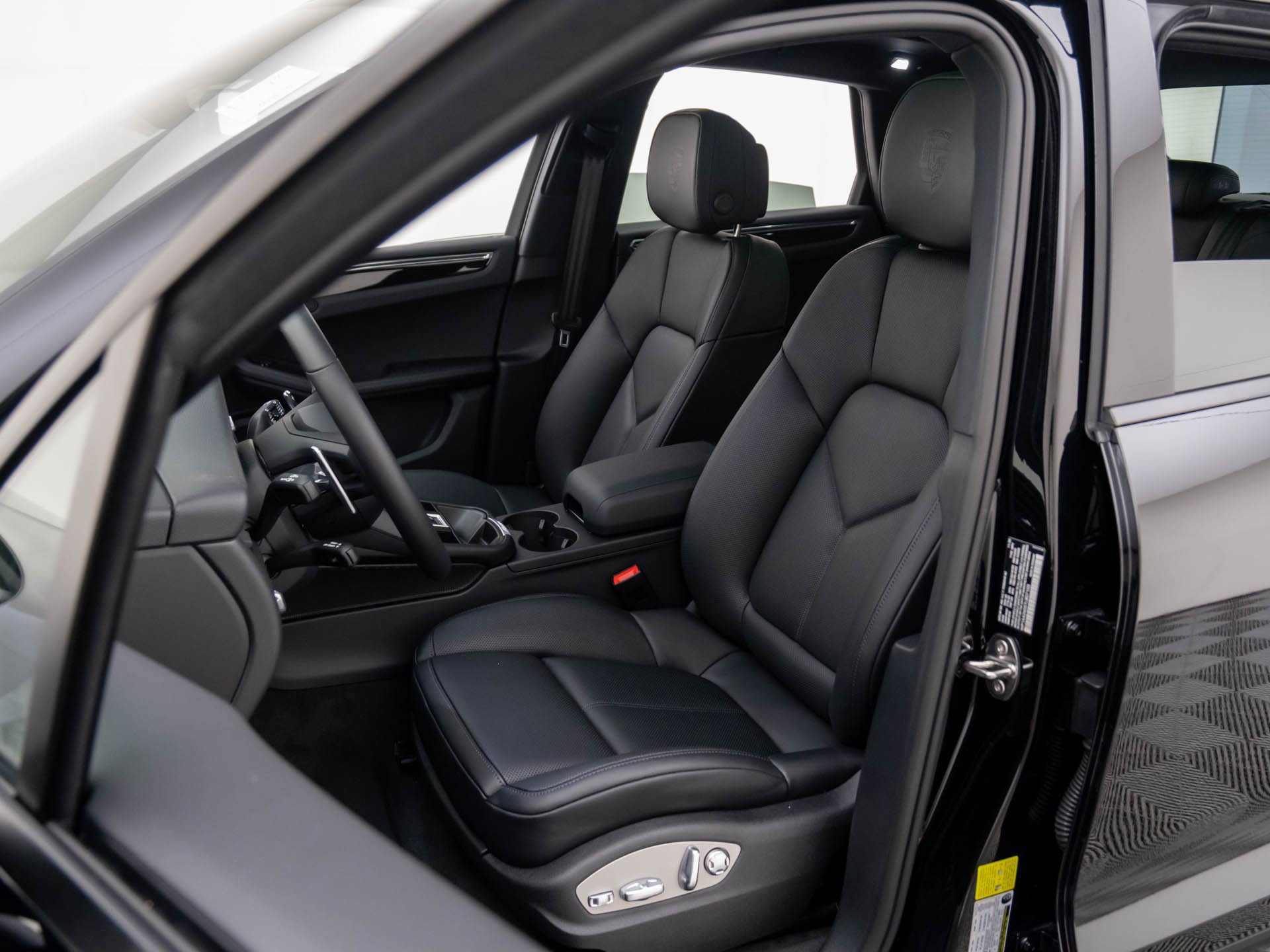 Used 2026 Porsche Macan AWD/4WD image 5
