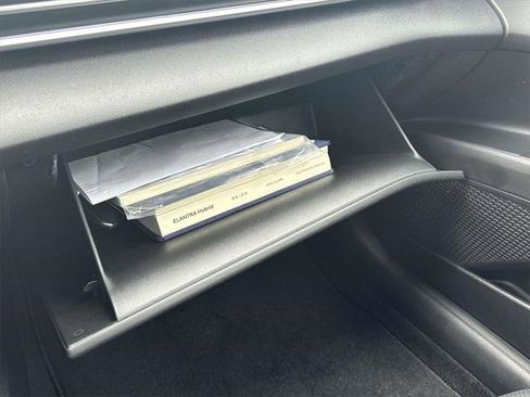 Certified 2025 Hyundai Elantra Limited image 33