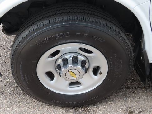 Used 2025 Chevrolet Express 3500 LT image 15