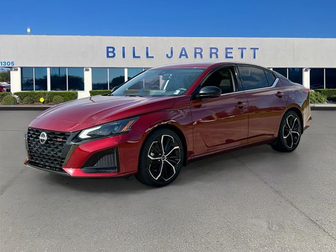 Used 2023 Nissan Altima 2.5 SR w/ SR Premium Package image 3