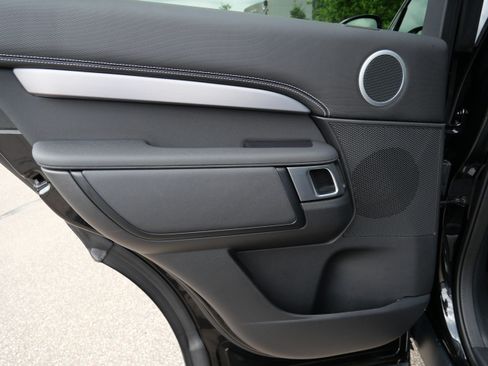 Used 2025 Land Rover Discovery Dynamic SE AWD/4WD image 16