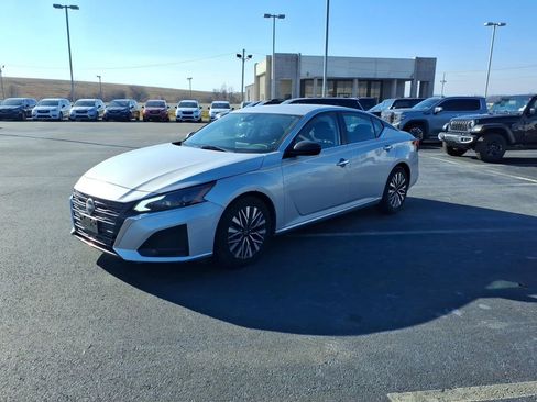 Used 2024 Nissan Altima 2.5 SV image 3