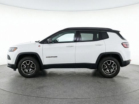 Used 2025 Jeep Compass Trailhawk AWD/4WD image 5