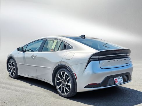 Used 2023 Toyota Prius Prime Premium FWD image 3