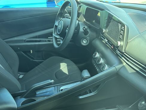 Used 2024 Hyundai Elantra SE FWD image 9