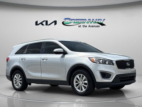 Used 2018 Kia Sorento FWD image 2