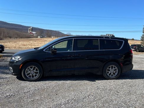 Used 2026 Chrysler Pacifica Select image 2