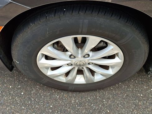 Used 2019 Chrysler Pacifica Touring-L FWD image 9