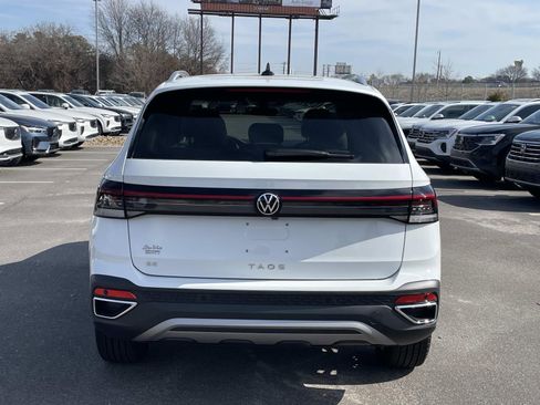 New 2026 Volkswagen Taos SE FWD image 6