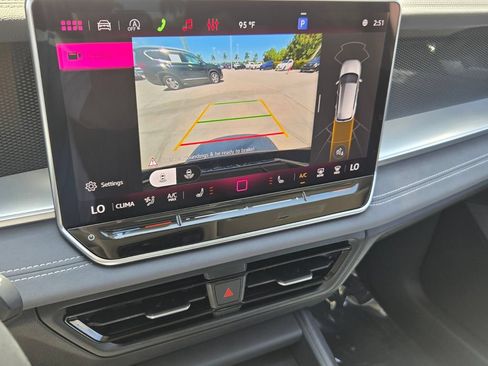 Certified 2025 Volkswagen Tiguan SE w/ Panoramic Sunroof Package AWD/4WD image 22