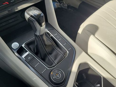 Used 2022 Volkswagen Tiguan SE image 32