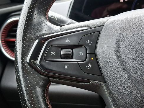 Used 2024 Chevrolet Trax RS w/ Sunroof Package FWD image 25