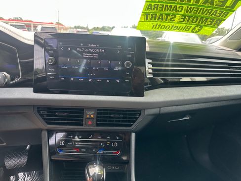 Used 2025 Volkswagen Jetta SE FWD image 15