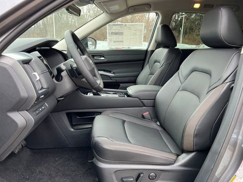 New 2026 Nissan Pathfinder SL image 3