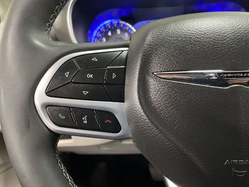 Used 2024 Chrysler Pacifica Touring-L image 21