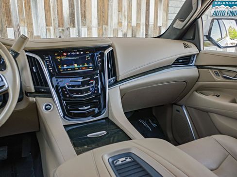 Used 2019 Cadillac Escalade Platinum AWD/4WD image 18