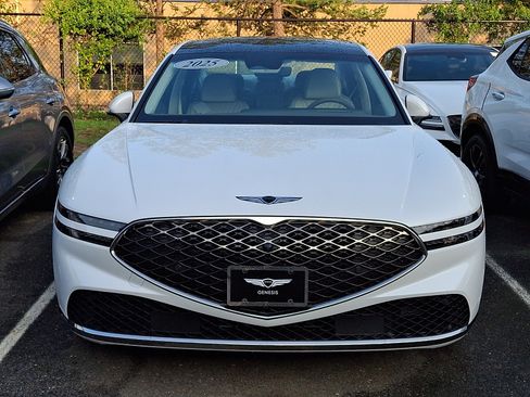 Certified 2025 Genesis G90 3.5T AWD/4WD image 3