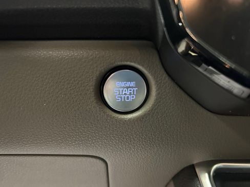 Used 2025 Kia Carnival EX FWD image 18