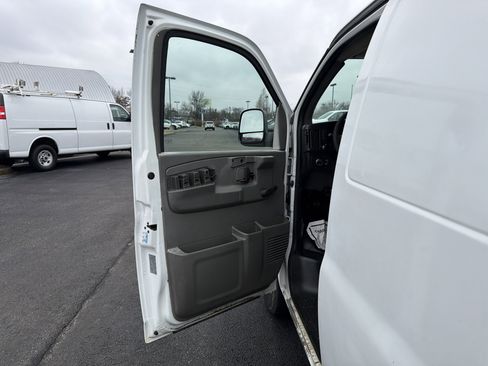 Used 2011 Chevrolet Express 2500 image 10
