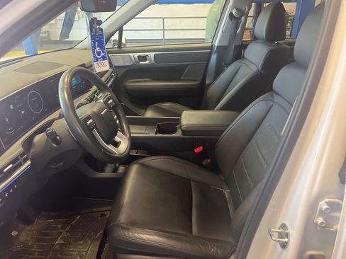 Used 2025 Hyundai Santa Fe Limited AWD/4WD image 4