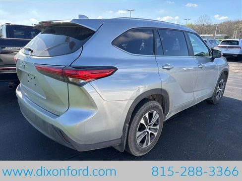 Used 2023 Toyota Highlander XLE AWD/4WD image 6
