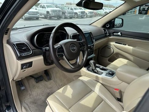 Used 2019 Jeep Grand Cherokee Overland AWD/4WD image 17