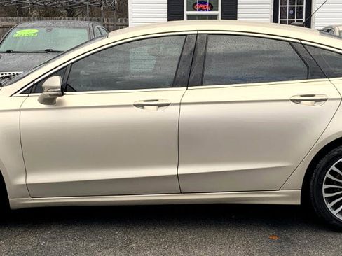 Used 2017 Ford Fusion SE w/ Fusion SE Technology Package image 2