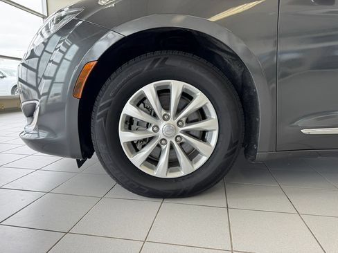 Used 2018 Chrysler Pacifica Touring-L FWD image 61