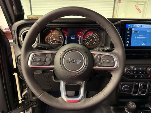 Used 2025 Jeep Wrangler Unlimited Sahara AWD/4WD image 10