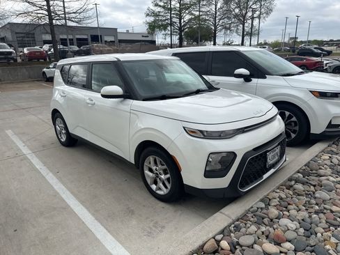 Used 2022 Kia Soul LX w/ Technology Package image 3