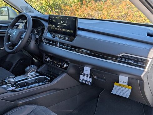 New 2025 Mitsubishi Outlander SE image 25