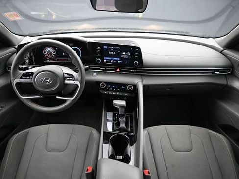 Used 2022 Hyundai Elantra SEL w/ Convenience Package FWD image 12