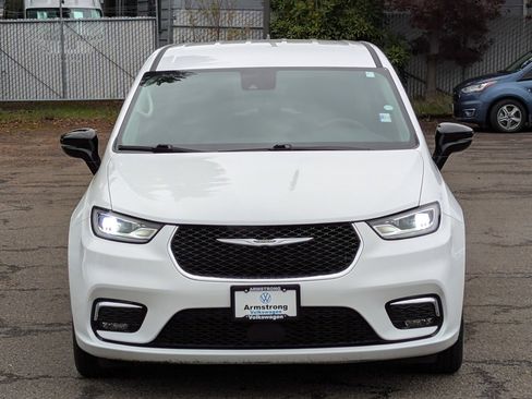 Used 2024 Chrysler Pacifica Touring-L image 8