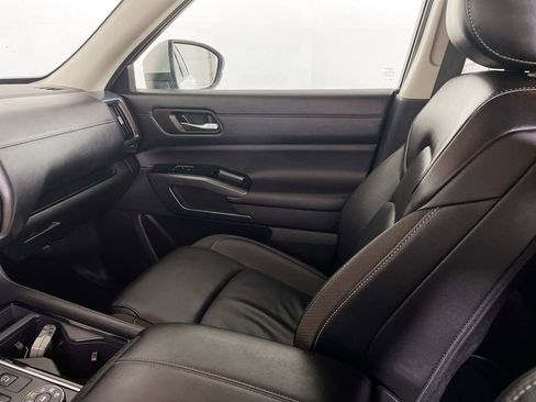 Used 2025 Nissan Pathfinder SL image 26