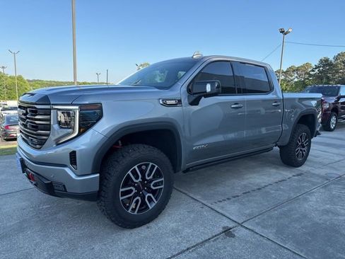 Used 2025 GMC Sierra 1500 AT4 w/ AT4 Premium Package AWD/4WD image 3