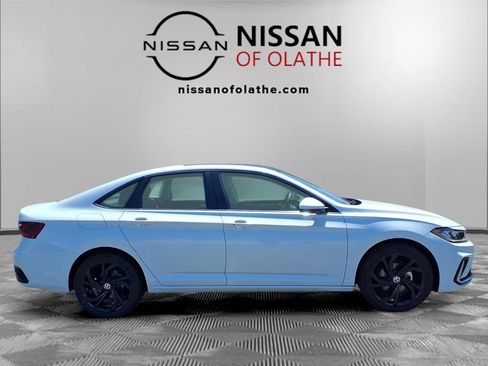 Used 2025 Volkswagen Jetta SE w/ Sunroof Package FWD image 29