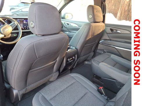 Used 2025 Chevrolet Traverse LT image 8