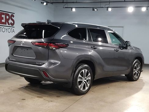 Used 2024 Toyota Highlander XLE image 7