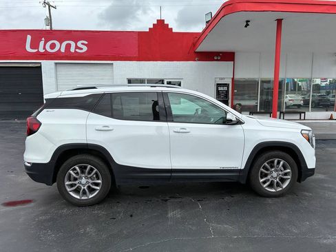 Used 2024 GMC Terrain SLT AWD/4WD image 13