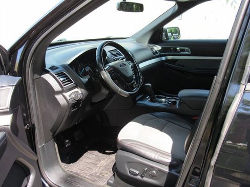 Used 2017 Ford Explorer XLT w/ XLT Technology Feature Bundle AWD/4WD image 10
