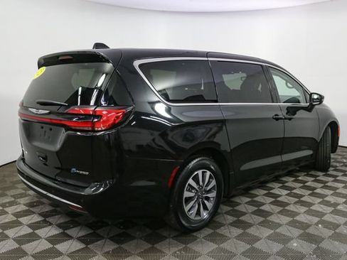 Used 2023 Chrysler Pacifica Touring-L FWD image 13