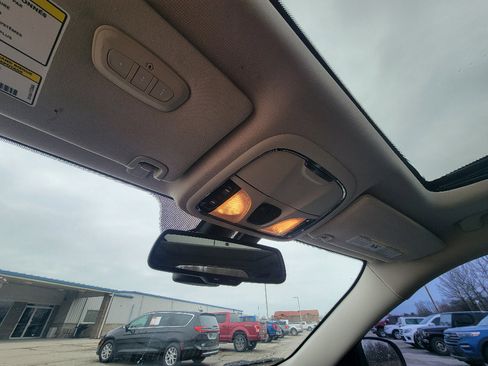 Used 2015 Jeep Cherokee Latitude w/ Comfort/Convenience Group image 23