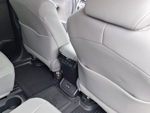 Used 2024 Toyota Highlander LE image 24