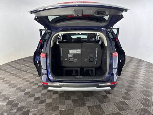 Used 2023 Kia Carnival LX FWD image 17