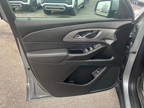 Used 2023 Chevrolet Traverse LT image 9