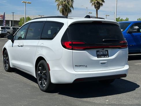 New 2026 Chrysler Pacifica Select image 4